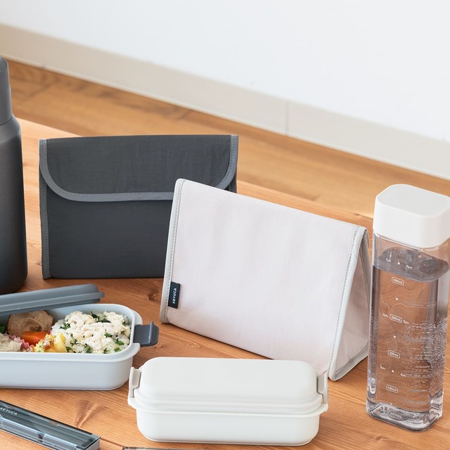 【KEYUCA「保冷ランチバッグ バイカラー」】外面は撥水加工、バッグの中でもかさばらないコンパクトさがうれしいランチバッグ