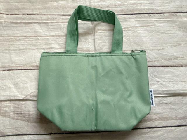 バックは装飾がないシンプルなデザイン