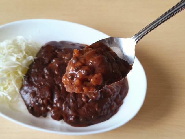 【ゴーゴーカレーグループ ゴーゴーカレー中辛レトルト1240g(155g×8袋) 1958円】ドロッとしたルーの中に、具材の豚肉が入っている