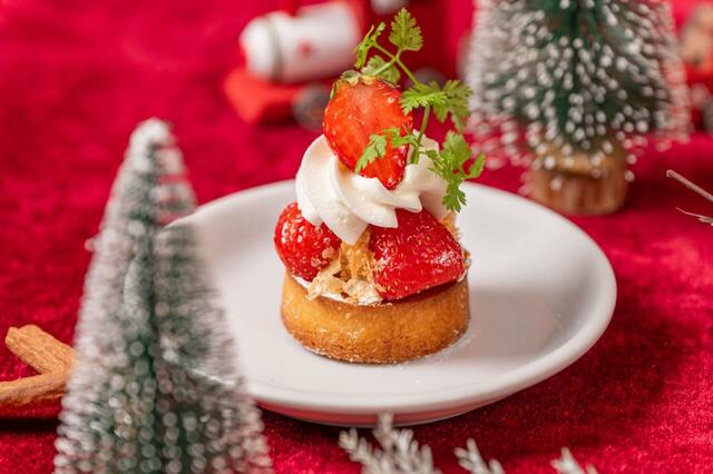 「クリスマス・スイーツビュッフェ【Very Berry X’mas!】~いちごが彩るクリスマス~」<期間:2025年11月1日~12月31日>【【神戸北野ホテル】いちごのデコレーションがキュートな「クリスマス・スイーツビュッフェ」を開催!超巨大「いちごのミル・ミル・サントノーレ」も登場!】