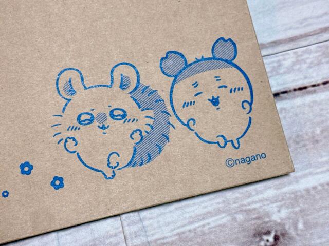 モモンガ＆古本屋はブルーカラーでプリント。同じポーズをとっているふたりに泣けそう…！