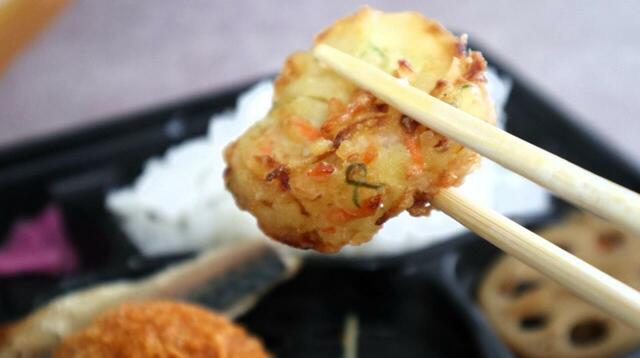 【ラ・ムー 焼きサバ弁当】ミニかき揚げには、たまねぎ・にんじん・刻みネギが入っていました