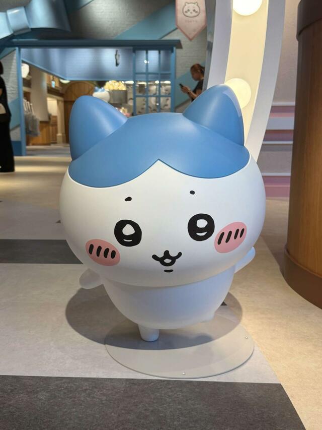 ショップエリアの入り口ではハチワレがお出迎え♪