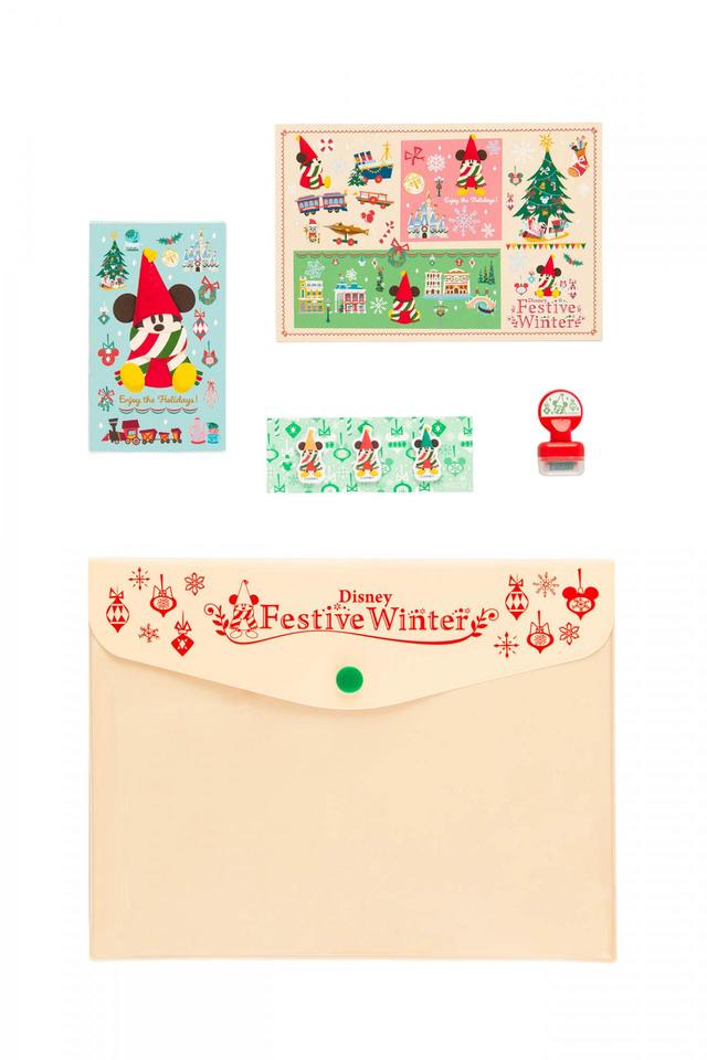 ステーショナリーセット 1,900円｜サイズ：（ケース）縦約19×横約24cm　（メモ）縦約11×横約7cm、1絵柄60枚（ポストカード）縦約10×横約15cm（ふせん）縦約3×横約1cm、3絵柄各15枚（ローラースタンプ）高さ約4cm、インク色：ペールグリーン｜東京ディズニーリゾート「ディズニー・クリスマス」スペシャルグッズ｜販売店舗：東京ディズニーランド「ディズニー＆カンパニー」、東京ディズニーシー「エンポーリオ」｜発売日：2022年11月7日（月）