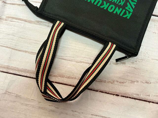 持ち手もブラックにベージュ・グリーン・レッドの配色デザインでおしゃれ！