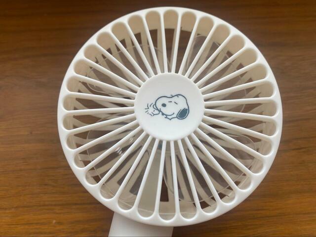 【cookpad plus(クックパッド プラス)2023年夏号増刊 スヌーピーハンディ扇風機】扇風機の中央にはスヌーピーと大親友のウッドストックが