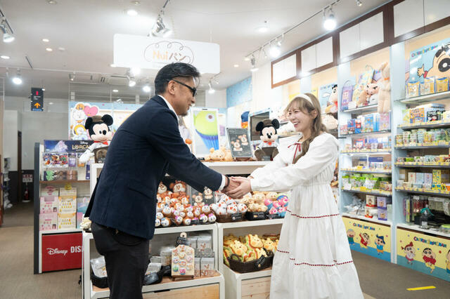 あいにゃんをパンバサダーに任命する後藤氏