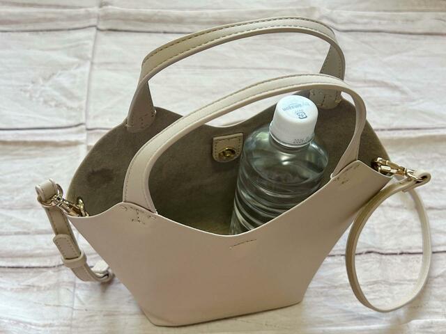 550mlのペットボトルは少し飛び出してしまうサイズ感