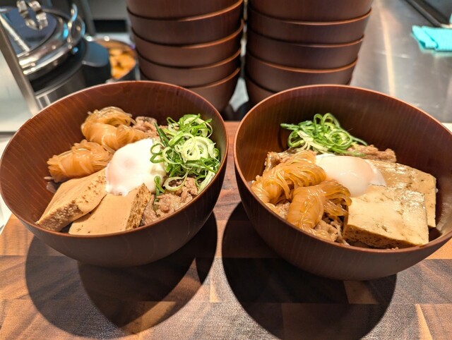 【星野リゾート 1955 東京ベイ】「Cafeteria」で注文できる「すきやき牛丼」