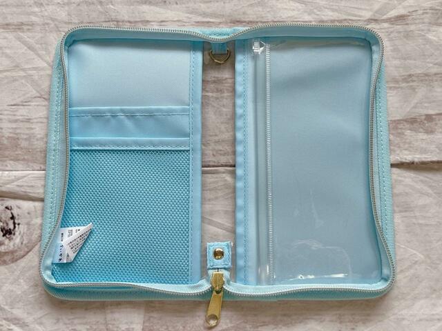 内側は左右に収納スペースがあります