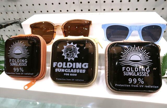 【ワークマン　レディースフォールディングサングラス折り畳み】キッズ用（中央）はケースのデザインが大人用と異なり、見分けやすい仕様です