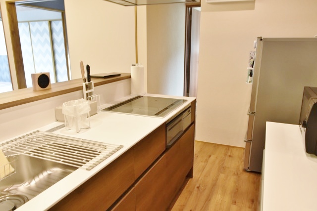 広々としたキッチンならみんなで料理が楽しめる