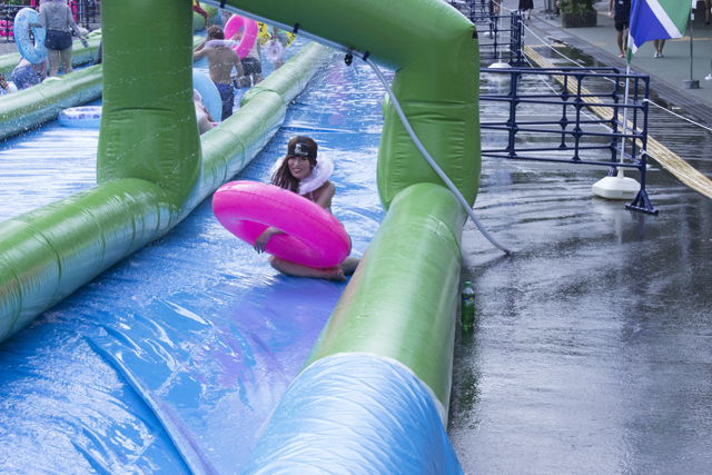 スライドザシティーに参加した水着美女たち