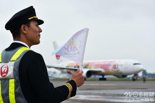 羽田空港を出発する「JAL Colorful Dreams Express」初便JL1983便を見送るJALの客室乗務員ら