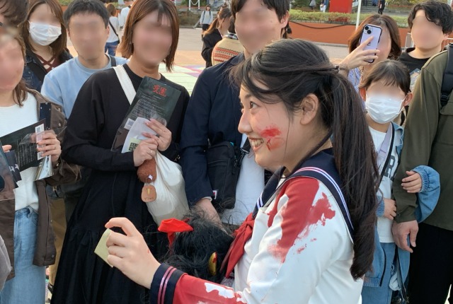 まりちゃんに話しかけると護符を渡してくれるようだ