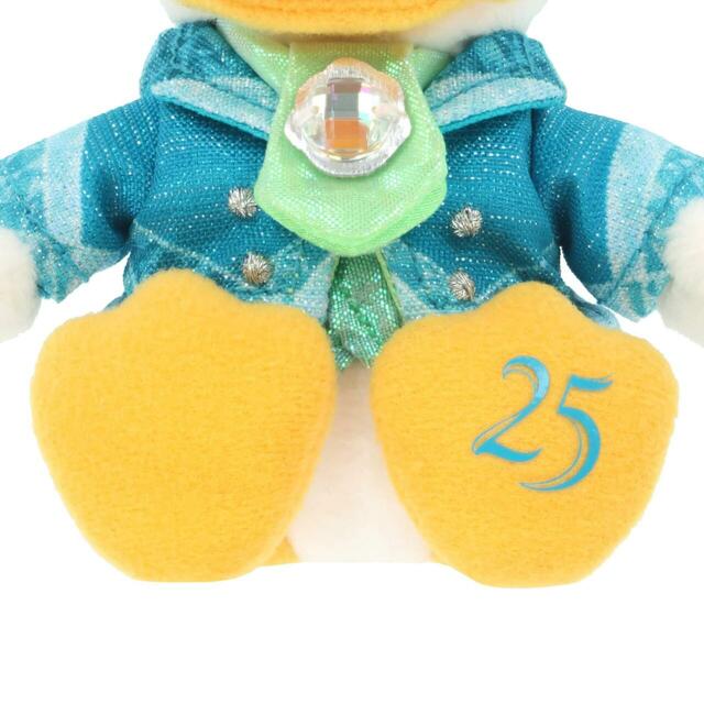 ぬいぐるみバッジ 3,000円|「東京ディズニーシー25周年“スパークリング・ジュビリー”」スペシャルグッズ|販売店舗:東京ディズニーシー「エンポーリオ」|発売日:2026年4月8日(水)