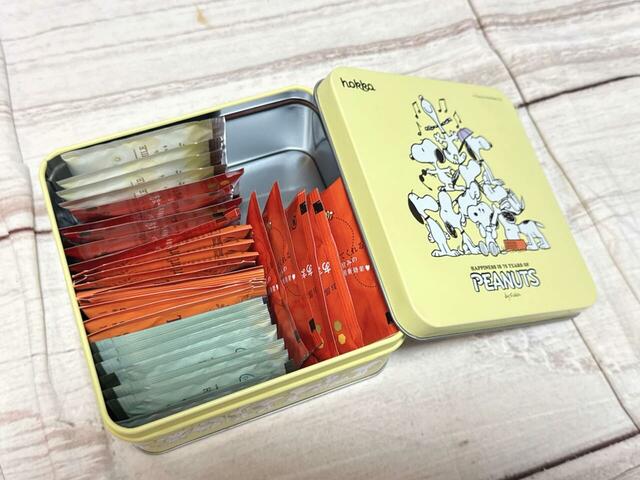 【カルディ/ピーナッツ75周年 クッキー缶】食べ終わったあとは小物収納に。高さ(約7cm)が個包装のティーバッグにちょうどよく、きれいに収まります!