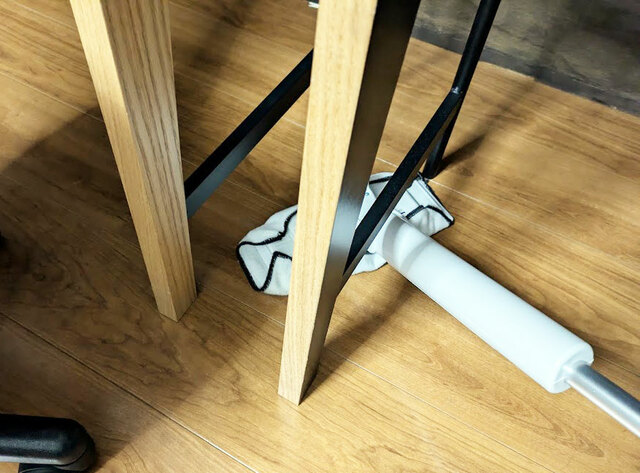 【アイリスオーヤマ 電動フロアワイパー】小回りがきくので障害物が多い場所でもラクラク掃除できます