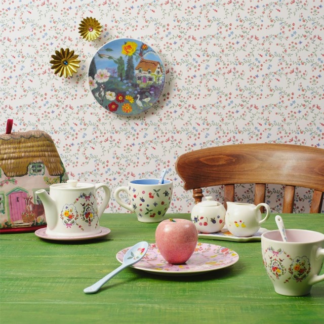 【Afternoon Tea LIVING】ティーコージー ¥3,080、ティーポット ¥5,500、プレート(ハウス/ピンク) 各¥2,420、マグカップ370ml(ブルー/ピンク) 各¥2,200、ティースプーン(ブルー/ホワイト) 各¥880、ディナースプーン(ブルー) ¥1,100、クリーマー・シュガーポット・トレーセット ¥7,000※ティーポットに合わせたプレートは参考商品です