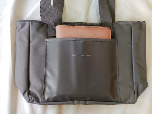 前面ポケットには、大きめポケットがあり、手帳などを入れることも『大人のおしゃれ手帖』10月号：付録「PLAIN PEOPLE（プレインピープル）」多機能おしゃれトートバッグ
