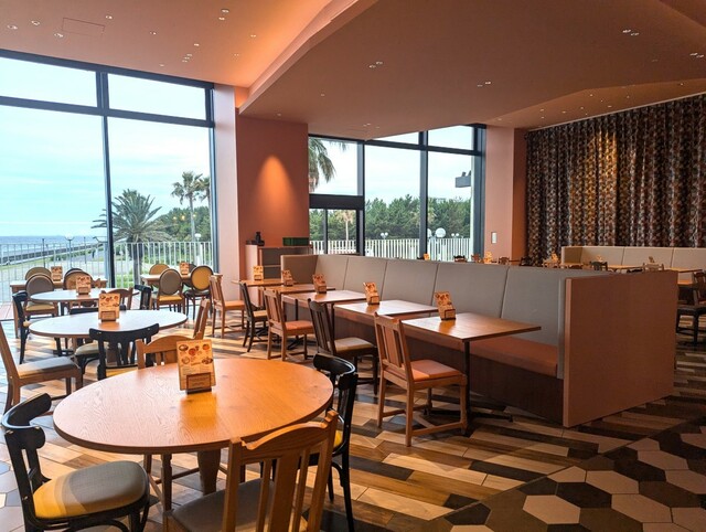 【星野リゾート 1955 東京ベイ】18時から23時まで食事が楽しめる「Cafeteria」の店内