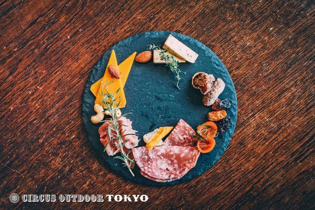 地元の素材と世界から集められた珍しい食材からなる料理／Circus Outdoor TOKYO