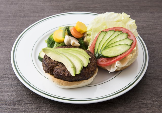 「カリフォルニアスタイル　アボカド＆ケイジャンスパイスバーガー」（ビバリーヒルズ）