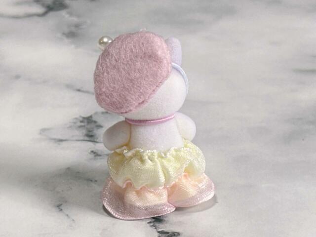 ドレスはイエローとピンクのティアード。後ろ姿もかわいい！