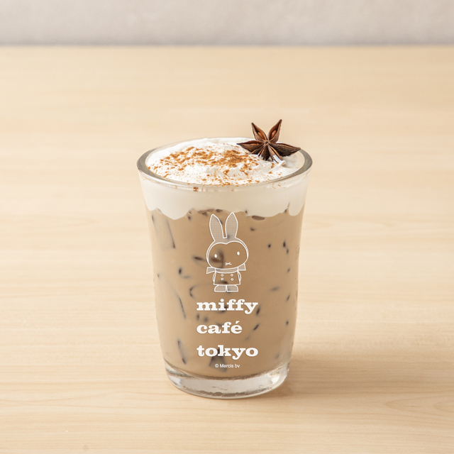スパイスミルクティー 990円｜ミッフィーカフェ トーキョー