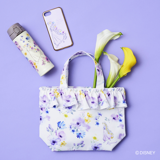 ステンレスボトル￥3,300、フォンカバー￥2,800、トートバッグ￥1,900