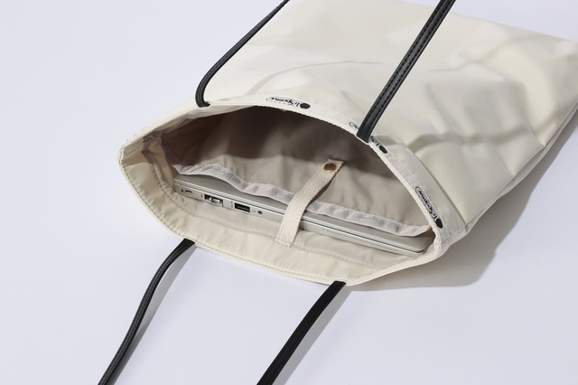 【レスポートサック「Vertical City Tote」】中のPCスリーブはスナップボタンで固定できます
