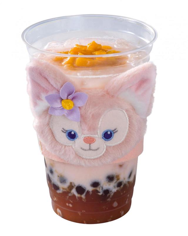 リーナ・ベルのタピオカティー(フルーツ＆ミルク)、スーベニアスリーブ付き 1,500円｜販売店舗：東京ディズニーシー「ミゲルズ・エルドラド・キャンティーナ」