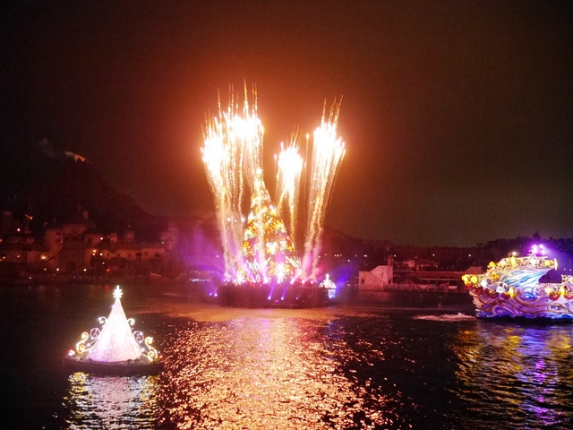 カラー・オブ・クリスマス　クライマックスのパイロ