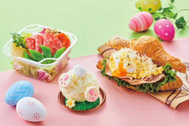 （左から）彩り野菜と半熟卵のペイザンヌサラダ 650円、穴掘りイースター・バニーのムース ～フロマージュ・ブラン～ 800円、イースター・クロワッサンサンドセット 1,500円
