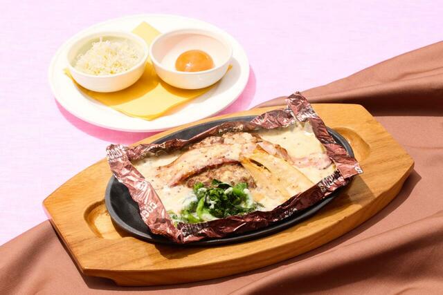 「春野菜と燻製ベーコンの包み焼きハンバーグ ～マスタードクリームソース～」＜価格：1,298円（税込）＞【ココスに春限定「春野菜と燻製ベーコンの包み焼きハンバーグ」が登場♪4月1日より「今月のグルメ～4月～」開催！】