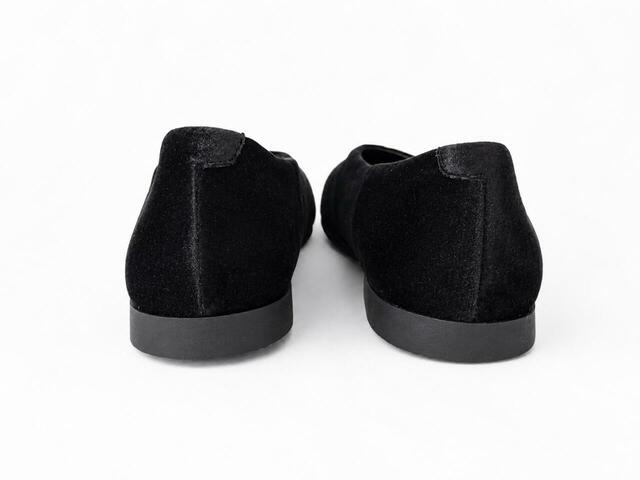 【無印良品 ベロア深履きシューズ】カラーは黒とダークネイビーの2展開。深履きタイプなので足をしっかり包み込んでくれて安定感バッチリ！