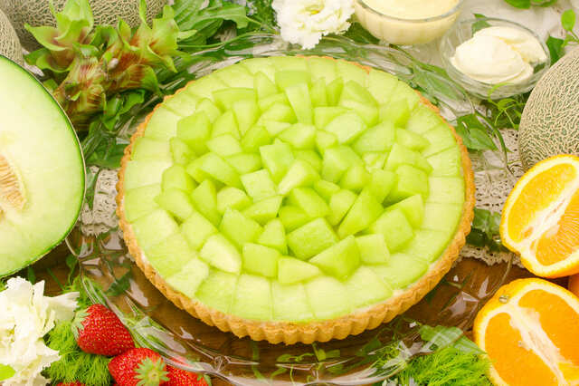 【キル フェ ボン「熊本県産 “肥後グリーンメロン”のタルト」】きめ細かな美しい翡翠色の果肉とたっぷりの果汁が特徴の肥後グリーンメロン