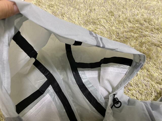 【ワークマン 透湿レインパーカーポンチョ】大きめのフードで頭が濡れる心配なし