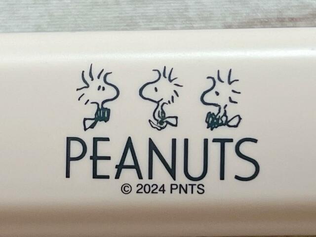 持ち手にもかわいいウッドストックのイラスト入り