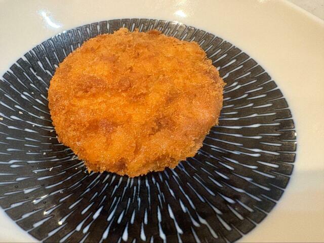 【ロピア 国産牛使用 牛肉メンチカツ】丸くこんがり揚がった衣が美しい♪パン粉の粗さが残ったサクサク系です