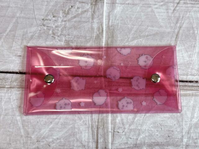 背面にスナップボタン付きでモノが収納できる仕様