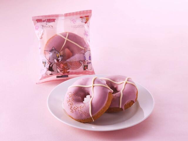 「トムとジェリー 桜香るキャンディーストロベリードーナツ」＜価格：390円（税込）＞【タリーズコーヒーと「トムとジェリー」の2025年コラボ♪「桜舞う ハニークリームラテ」や限定フード＆グッズ販売！】