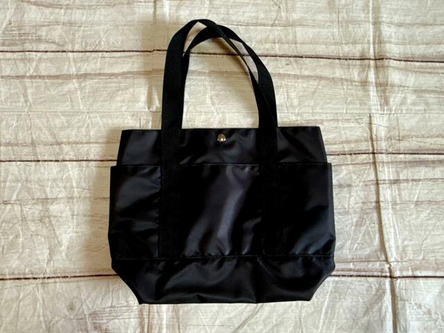 背面は装飾がないシンプルなデザイン