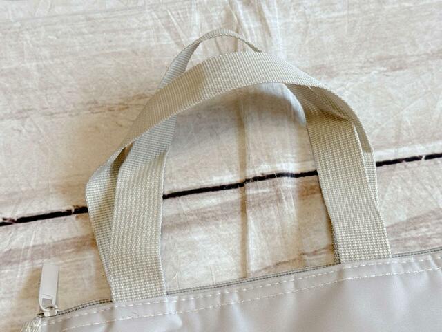 持ち手は、肘にかけて持てる長さ