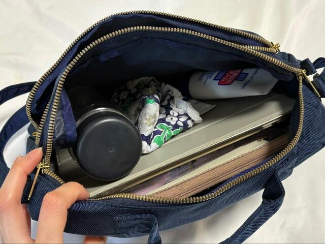 【mont-bell　50th ショルダーバッグ】9アイテムを入れてもパンパンにならず、水筒は立てて収納できました。マチがあるので中が見やすく、取り出しもスムーズ！
