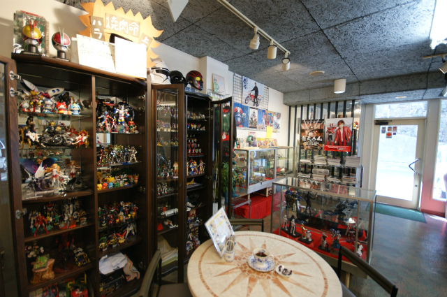 店内は常連のお客さんのコレクションだというフィギュアがズラリ