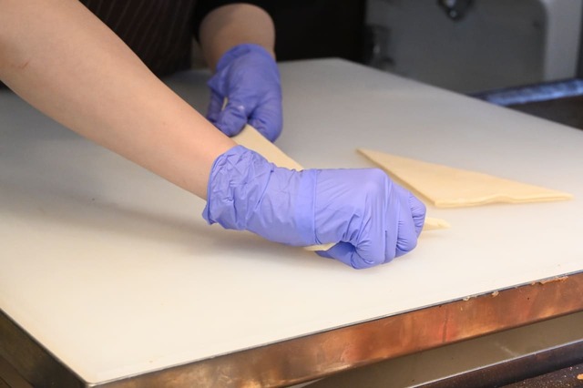 【サンマルクカフェ 新作チョコクロ製造工程】2．生地を手で伸ばします