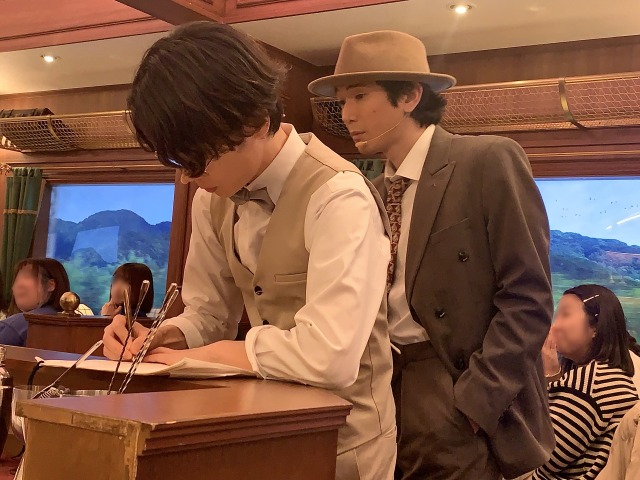 三島が小説のメモをとっているときに後ろから覗き込む長坂太一