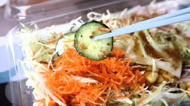 【ラ・ムー  フレッシュサラダ（105円）】野菜はシャキシャキ食感で、好きなドレッシングなどでむしゃむしゃ食べられます 