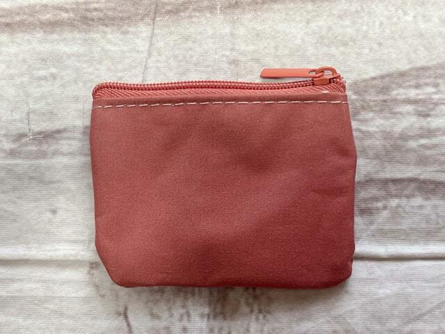 バックは装飾がないシンプルなデザイン